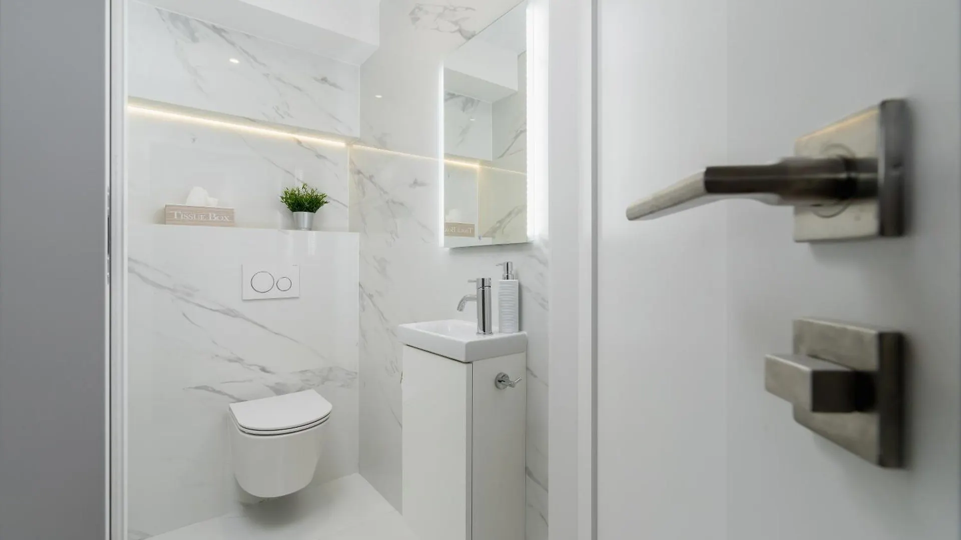 Modern Apartment Suitable For Remote Work With Balcony & Parking By Noclegi Renters Krakow 0*,  Poland